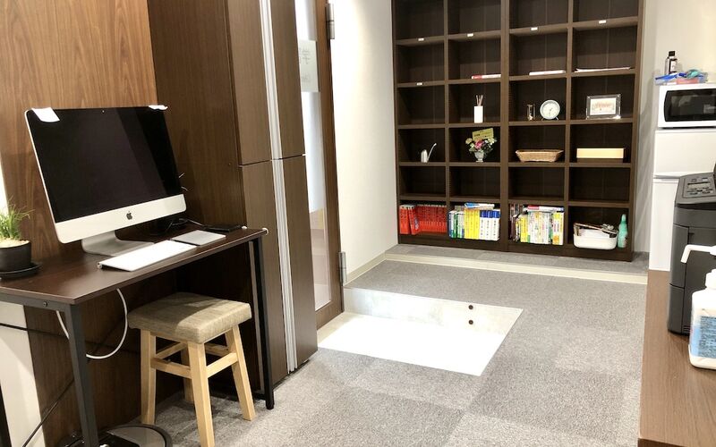 ロビーにはPC、コピー機、生徒用棚、冷蔵庫、電子レンジなどがあります。